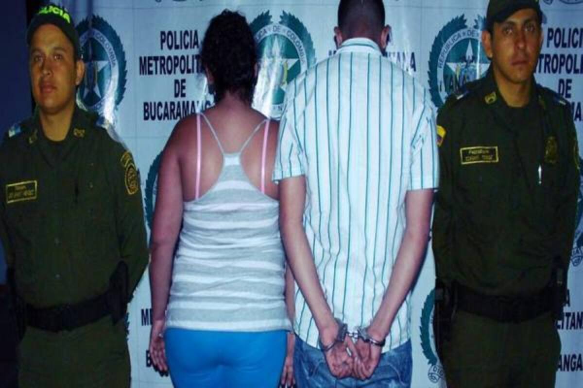 Los dos presuntos expendedores fueron capturados por la Policía en el barrio La Mutualidad, en el norte de Bucaramanga.(Foto: Suministrada/VANGUARDIA LIBERAL)
