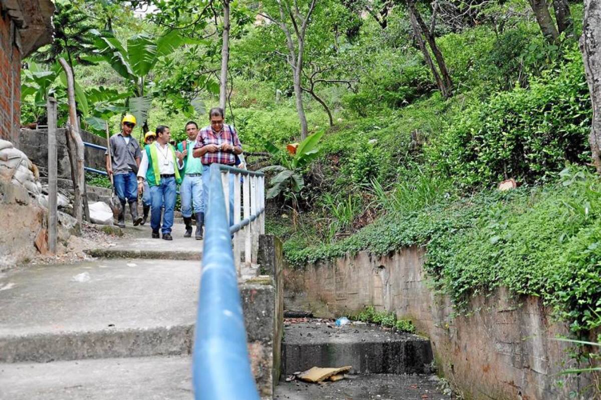 Aspectos de la visita que realizó un grupo interinstitucional de la Cdmb, Empas y la Secretaría de Salud de Floridablanca por la cañada la Calavera en Floridablanca. (Foto: Suministrada/VANGUARDIA LIBERAL )