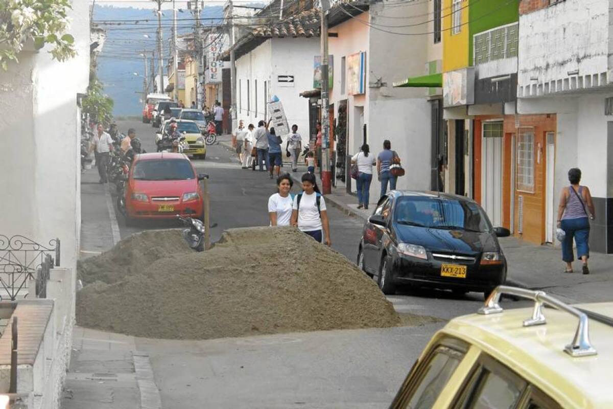 En este sector de la carrera 9 entre calles 9 y 10 permanecen estos escombros a la espera de ser recogidos por la firma contratista que adelanta trabajos de construcción dentro de un centro educativo. (Foto: Édgar Pernett/VANGUARDIA LIBERAL)