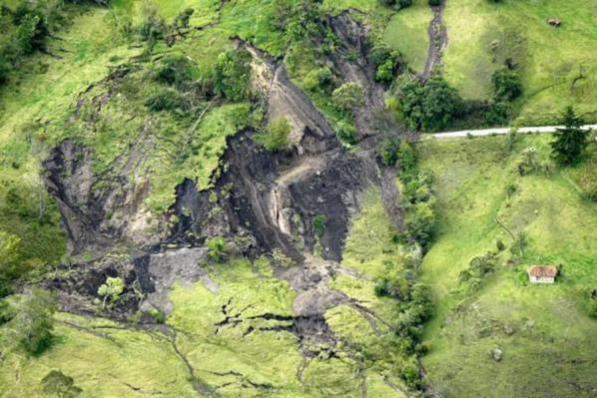 Panorámica aérea de la emergencia en Molagavita, tomada desde el helicóptero halcón ranger de la Policía Metropolitana de Bucaramanga.(Foto: César Flórez / VANGUARDIA LIBERAL)