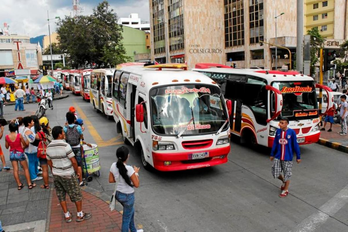 Una gran congestión vehicular causaron los 60 buses convencionales de Lusitania que recorrieron las calles del área metropolitana en una especie de ‘plan tortuga’, para exigir la devolución de las rutas que ellos operaban antes del 22 de septiembre. La manifestación comenzó a las 11:00 de la mañana con un plantón en la Transversal Oriental y terminó frente a la Alcaldía de Bucaramanga sobre las tres de la tarde. (Foto: Nelson Díaz / VANGUARDIA LIBERAL)