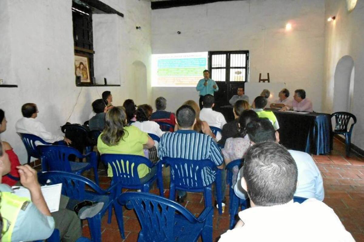 En la presentación de la metodología, de izquierda a derecha Hever Ardila, gerente del proyecto de asesoría al plan de Unisangil; Israel Torres Chacón, secretario de Gobierno de San Gil; Miguel Arturo Fajardo Rojas, coordinador del centro de estudios de economía solidaria Unisangil; Álvaro Josué Agón Martínez, alcalde de San GIl; Leonardo Porras Martínez, vicerrector académico Unisangil. (Foto: Nancy Acuña Rodríguez /VANGUARDIA LIBERAL )
