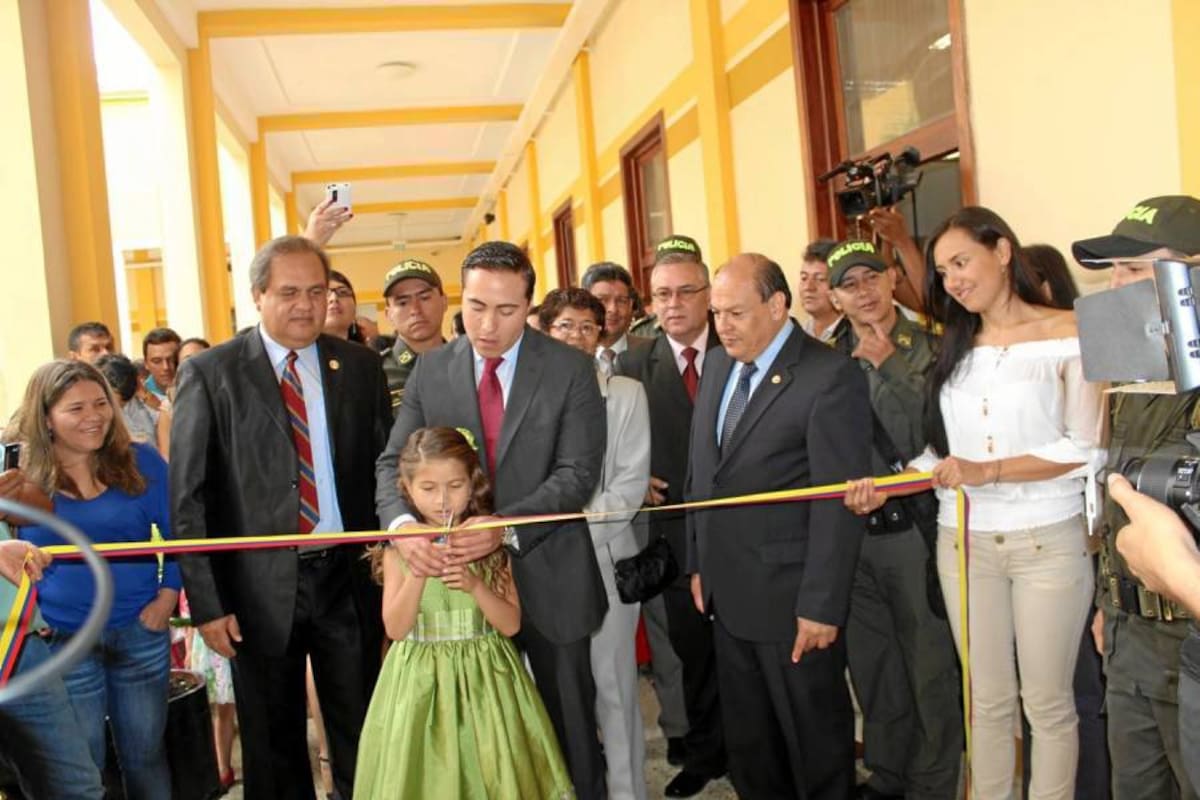 Momentos en que el Gobernador de Santander, Richard Aguilar Villa, invita a Shaira Selena Peláez Ruíz, artista barboseña, a cortar la cinta tricolor en el acto de inauguración de las nuevas oficinas de la Secretaría de Infraestructura en el palacio amarillo. (Foto: Suministrada /VANGUARDIA LIBERAL)