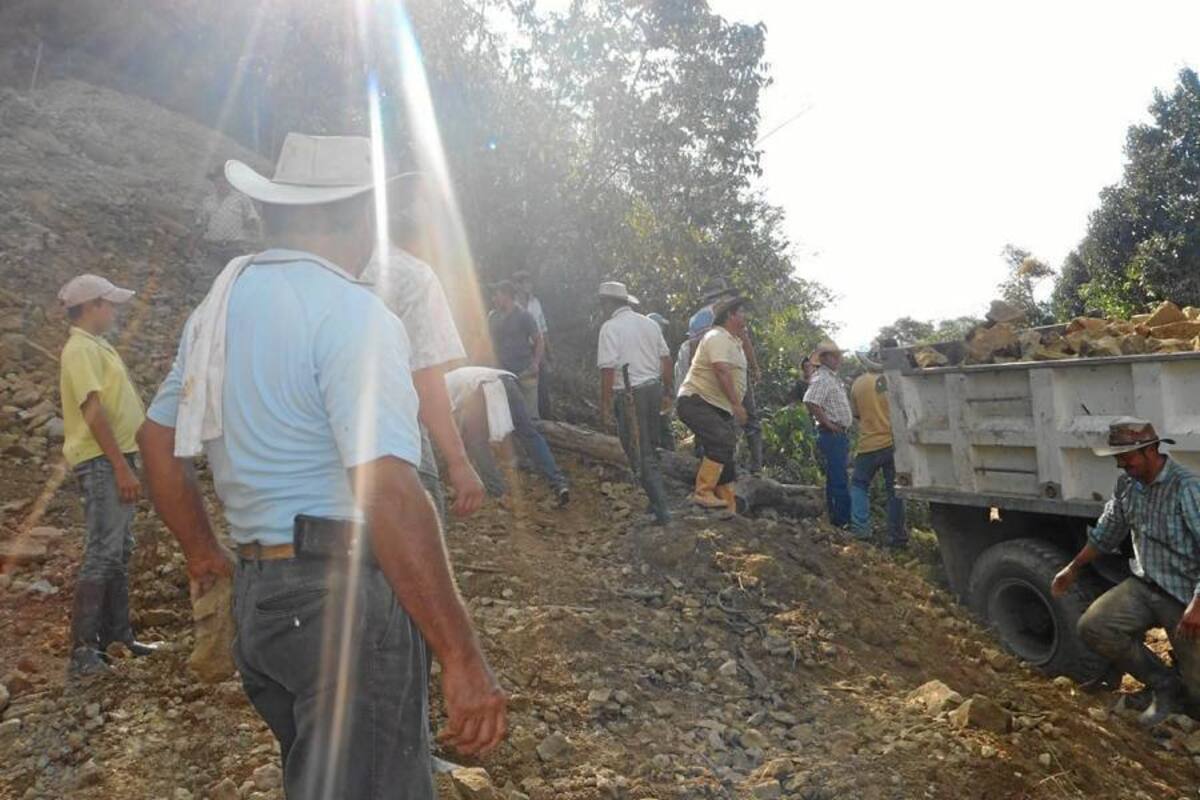 La labor de atención a varios tramos de carreteras para la cual se dispuso de la motoniveladora, la retro y la volqueta del municipio de Guadalupe, favoreció a veredas como Solferino, Helechal, San Antonio y La Chorrera. Habitantes de la vereda Quitasol, que está a una hora de uno de los puntos intervenidos, se unieron a la jornada. (Foto: Suministrada/VANGUARDIA LIBERAL)