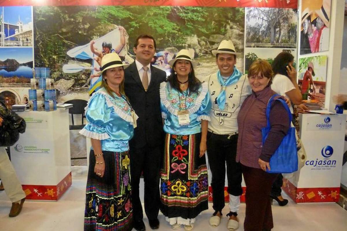 El estand de Santander en la Anato, destacó a la provincia de Vélez, con su marca “Corazón Dulce y folclórico de Colombia”. Aparecen de izquierda a derecha Ligia Rocío González, Representante legal de Guajava; Enrique Gómez Paris, Subsecretario de Gobierno de la Gobernación de Santander; Zulma Nayibe Camacho, Consultor Adel Vélez y Christian Camilo Hernández, Consultor Adel Vélez. (Foto: Suministrada /VANGUARDIA LIBERAL)