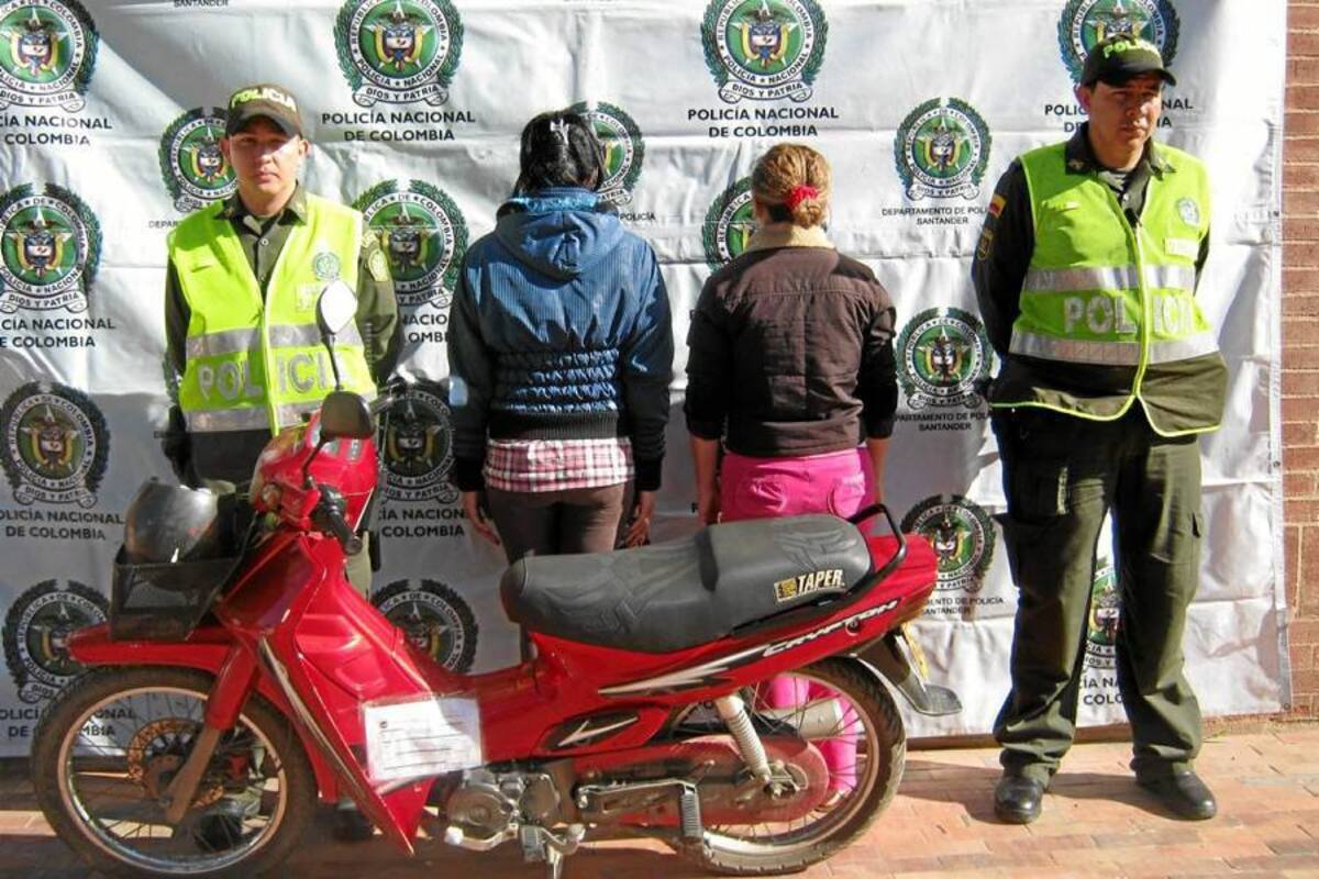 Las mujeres capturadas residentes en Barbosa huyeron al ver el cerco de la policía. La motocicleta fue recuperada y será devuelta a su dueño. (Foto: Suministrada/VANGUARDIA LIBERAL)