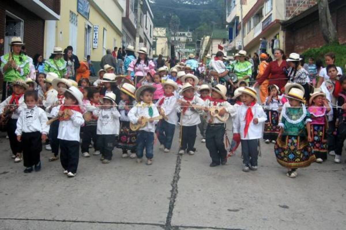 Con un gran desfile se desarrolló la ronda folclórica del festival de los chirriquiticos.(Foto: Nancy Acuña R. /VANGUARDIA LIBERAL)