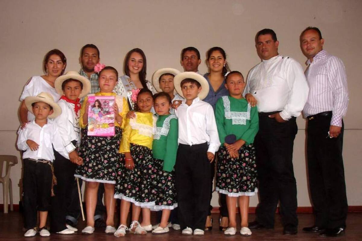 En la imagen el grupo de la vereda Popoa Norte ganador del Festival municipal de los Chirriquitines, acompañados de la primera dama del municipio, docentes y jurado. (Foto: Nancy Acuña R. /VANGUARDIA LIBERAL)