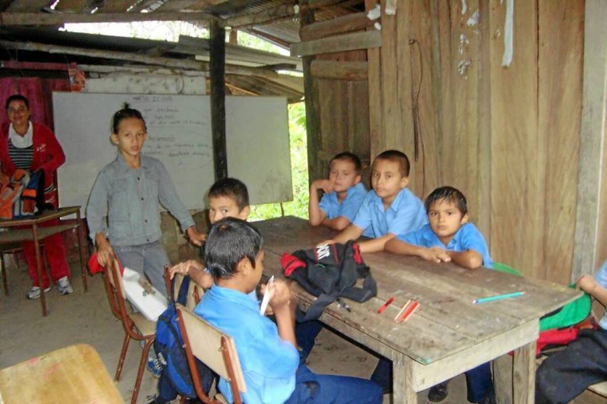 En una improvisada aula de clase instalada en uno de los zaguanes de la casa de un vecino, se desarrollan las clases de la escuela el 4, mientras se construye la nueva escuela. (Foto: Suministrada/VANGUARDIA LIBERAL)