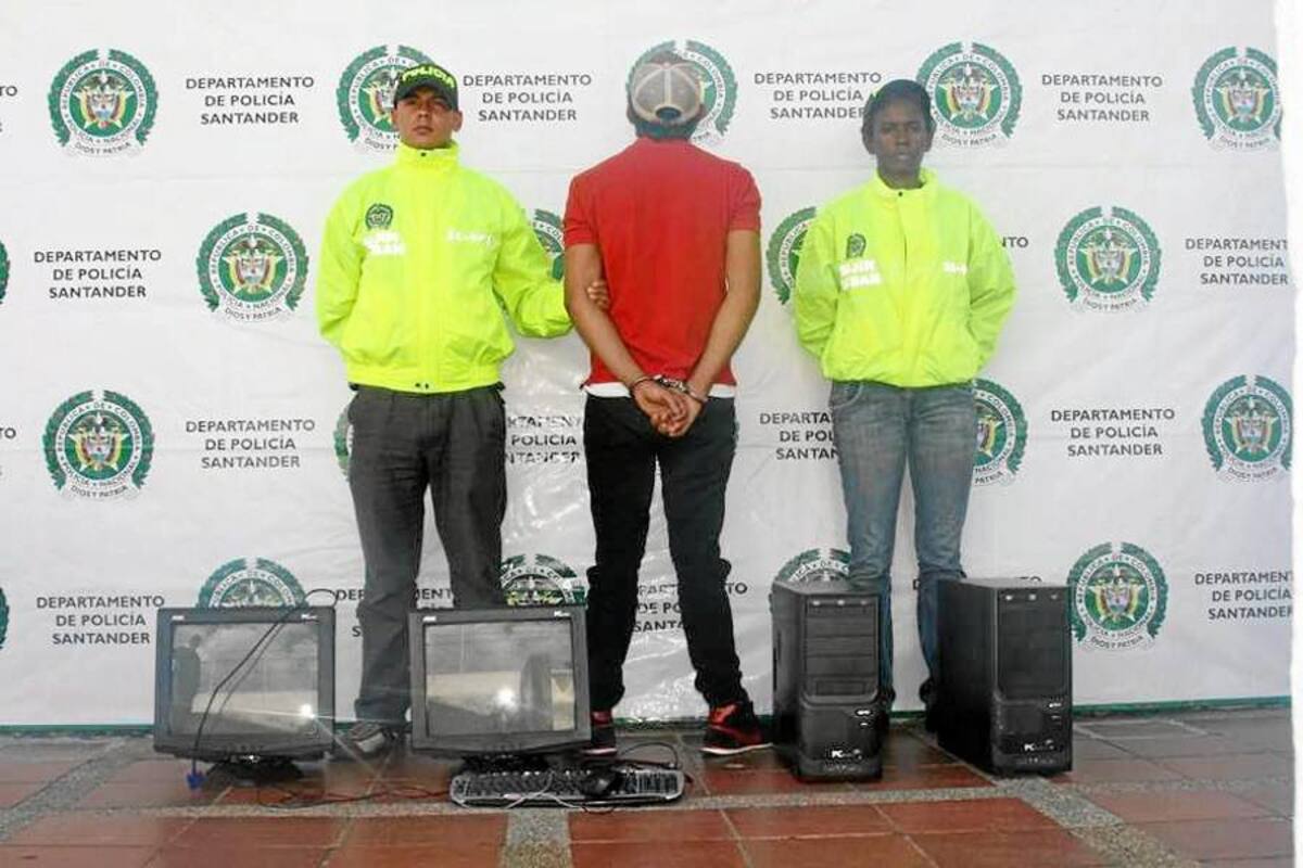 Este es el hombre que fue judicializado por el delito de receptación, a quien se le encontraron en un café internet, algunos de los computadores hurtados en una escuela rural de Puente Nacional, gracias a las investigaciones que realizó la Policía Nacional de Barbosa. (Foto: Suministrada/VANGUARDIA LIBERAL)