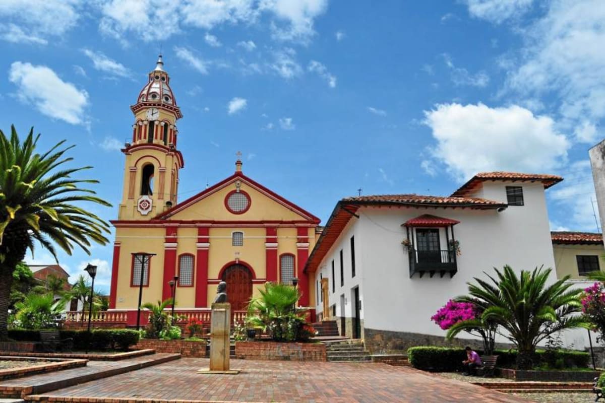 Fachada de la catedral Nuestra Señora de las Nieves, en Vélez, que será sometida a unas remodelaciones, por parte del párroco Oliverio Murcia, con ayudas de los feligreses. (Foto: Luis Fernando Martínez V. /VANGUARDIA LIBERAL)