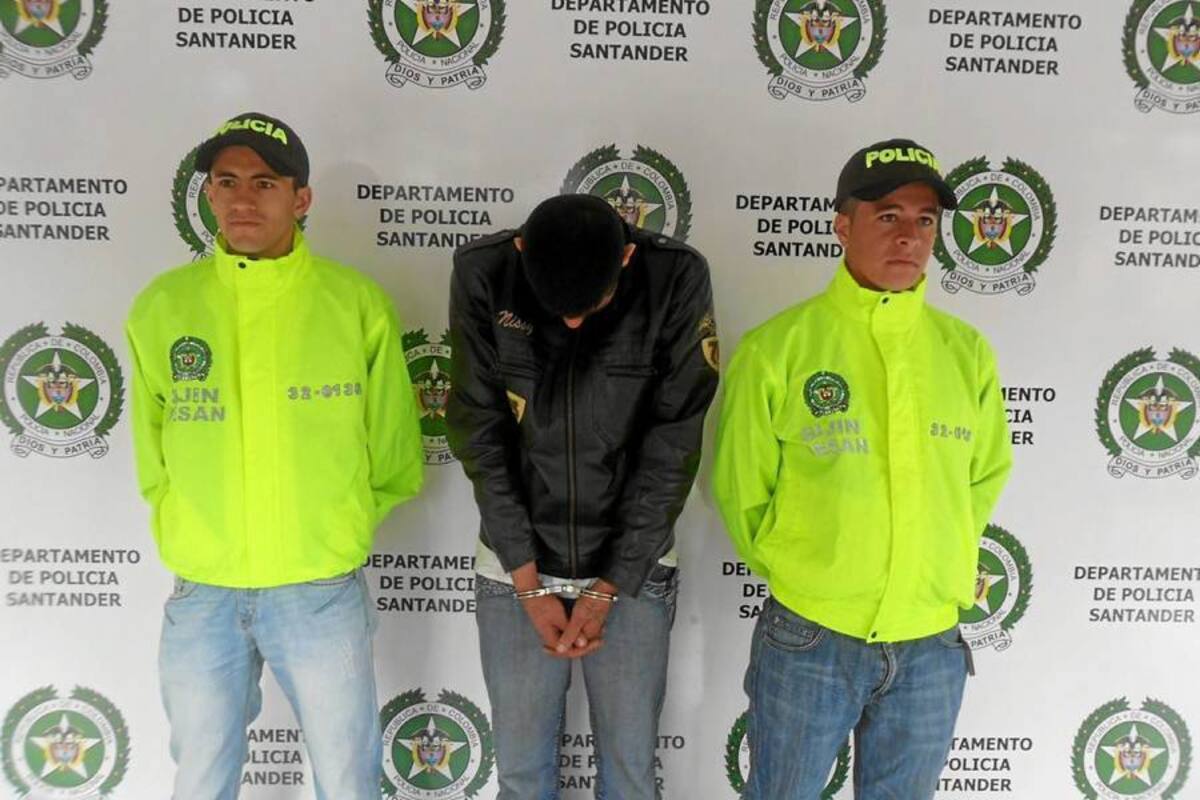 Jhon Jairo Ariza, capturado por efectivos de la Sijín y Sipol, de la Policía Nacional de Colombia, tendrá que responder por un amplio prontuario delictivo, que lo mantendrá varios años tras las rejas, era uno de los 25 hombres más buscados en Santander. (Foto: Suministrada /VANGUARDIA LIBERAL)