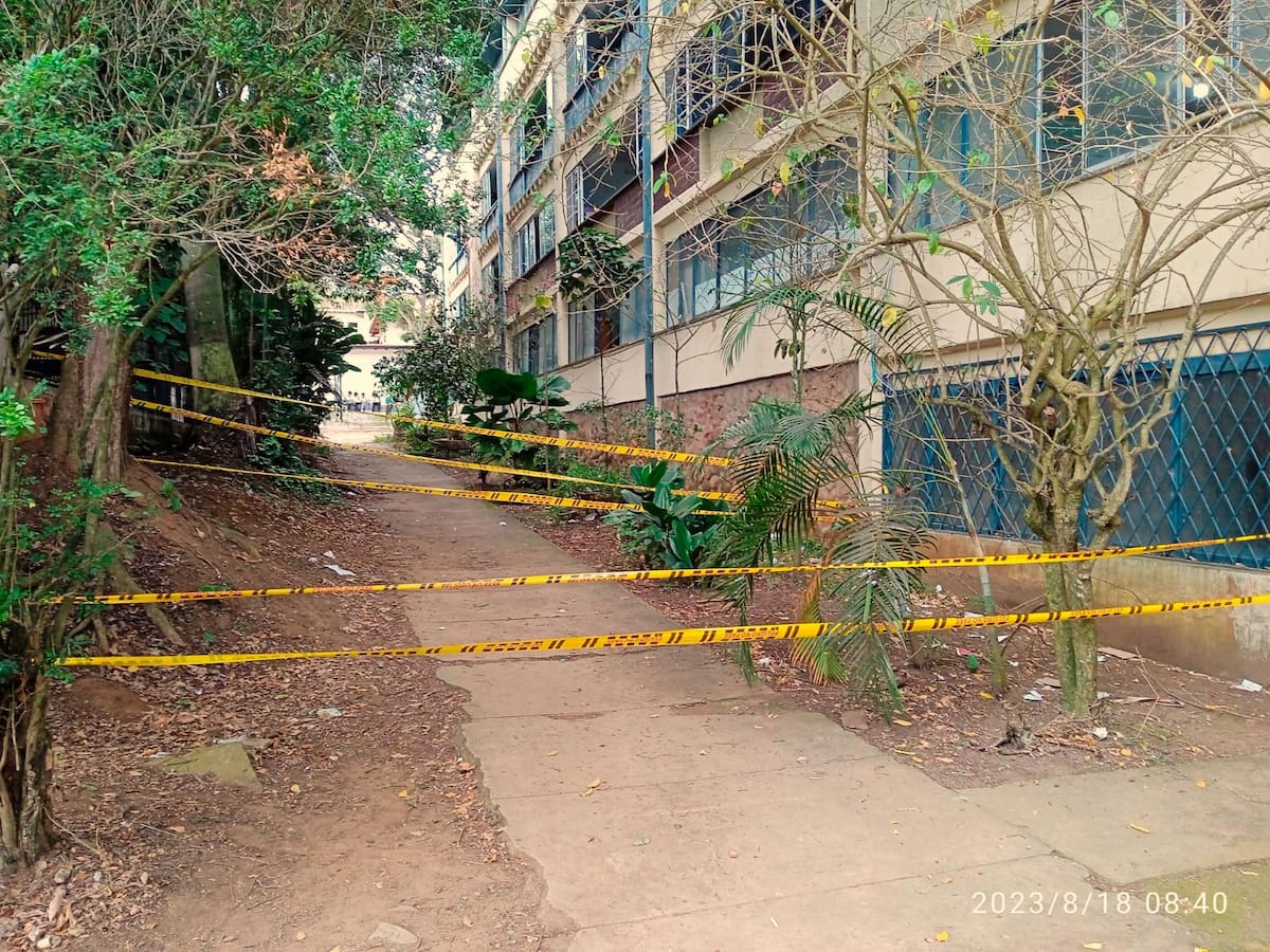 El Comité de Veeduría del ‘Tecnológico’ instaló algunas cintas preventivas en el edificio ‘Bucaramanga’, adscrito a ese plantel. (Foto: Suministrada / VANGUARDIA)