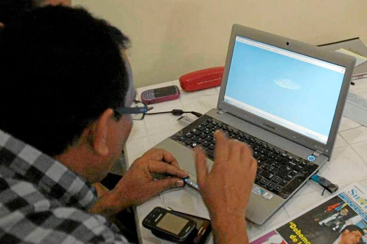 El fundador del Grupo de Astronomía Carl Sagan y secretario Local de Educación, Fabián Domínguez, aseguró tras observar en detalle la imagen que se trata de una aberración cromática. (Foto: Édgar Pernett/VANGUARDIA LIBERAL)