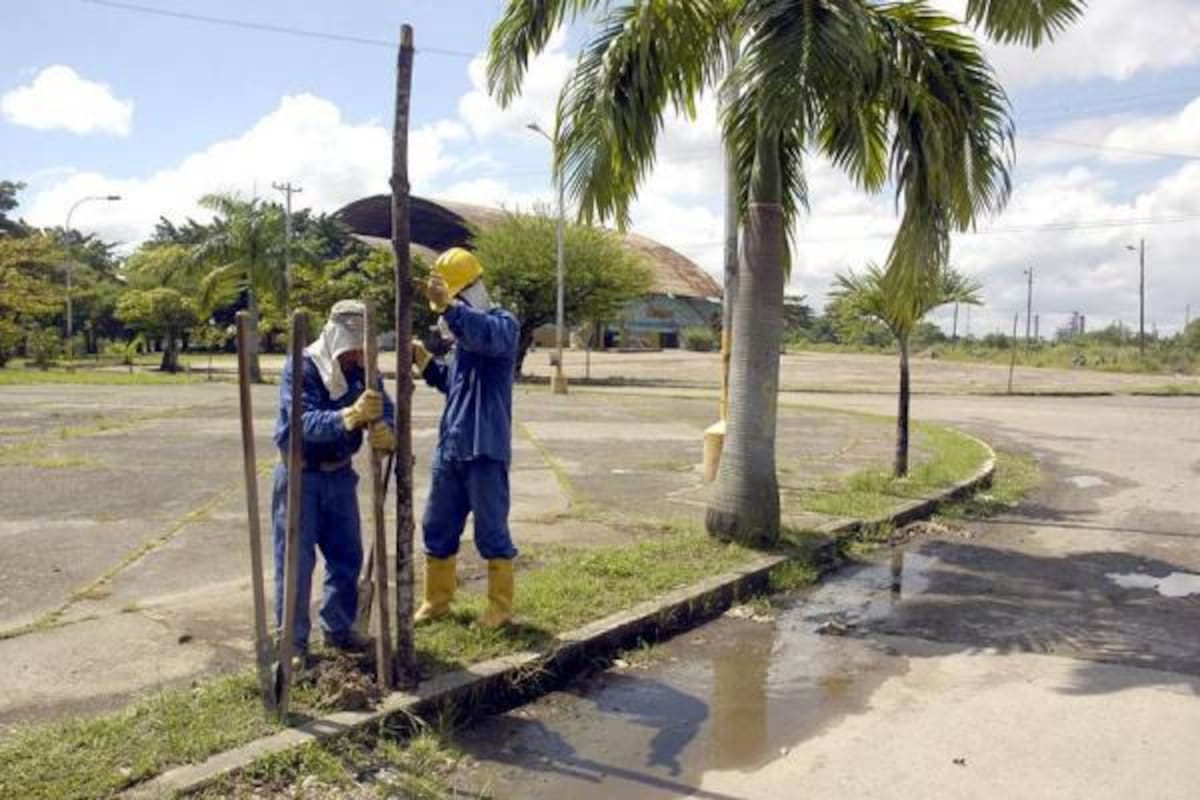 Ayer en la mañana, funcionarios de la empresa Microtúnel se encontraban preparando el terreno para iniciar con las excavaciones de la lumbrera número 10 del Colector El Ferrocarril.(Foto: Edgar Pernett/VANGUARDIA LIBERAL)