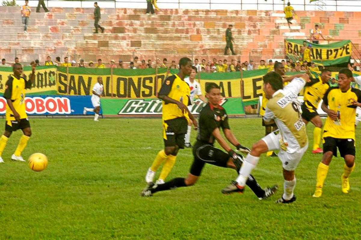 Alianza Petrolera y Atlético Bucaramanga se enfrentan hoy en la primera fecha de la segunda vuelta de los cuadrangulares semifinales del torneo de la Primera B. (Foto: Archivo/VANGUARDIA LIBERAL)