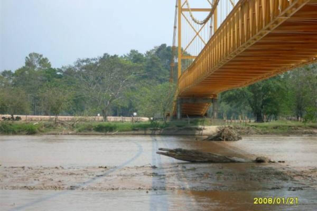 El puente que comunica a Sabana de Torres con Rionegro, el Playón y La Esperanza, se encuentra en peligro de colapsar, dado que sus estribos se están socavando por el desvío del río Lebrija.(Foto: Suministrada/VANGUARDIA LIBERAL )