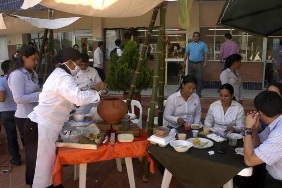 En la plazoleta del Centro Industrial y del Desarrollo Tecnológico del Sena Barrancabermeja fueron ofrecidos los platillos por 30 aprendices de la técnica en cocina.(Foto: Édgar Pernett/VANGUARDIA LIBERAL)