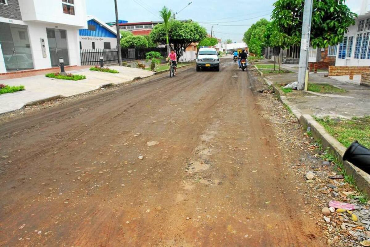 Habitantes de la carrera 32 con calle 75, manifiestan su intención de recoger firmas para que se arregle su vía. (Foto: Javier Alvarado/VANGUARDIA LIBERAL )