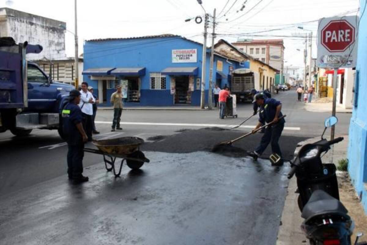 En 2010, la Secretaría de Infraestructura de Bucaramanga entregó entre 150 y 170 sanciones a personas y empresas que intervinieron en la malla vial y no se comprometieron con su recuperación.(Foto: Nelson Díaz / VANGUARDIA LIBERAL)