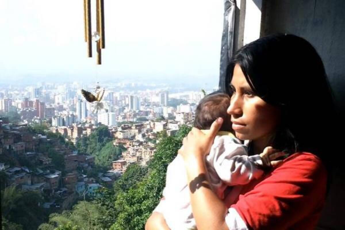 Luzdary, madre de una bebé de escasos tres meses de nacida, insiste en vivir sobre el inestable cerro de Morrorrico. Pese a que su vivienda 'pende de un hilo', ella habita este peligroso predio, el cual resultó seriamente afectado con el aguacero del pasado 20 de diciembre. (Foto: Foto: César Flórez León / VANGUARDIA LIBERAL)