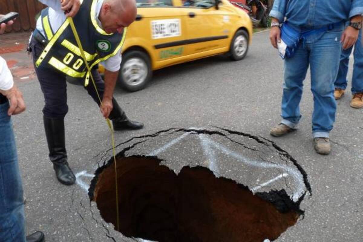 El hundimiento se presentó en la mitad de la vía en la carrera 36, cerca de la calle 52. (Foto: Nelson Díaz /VANGUARDIA LIBERAL)