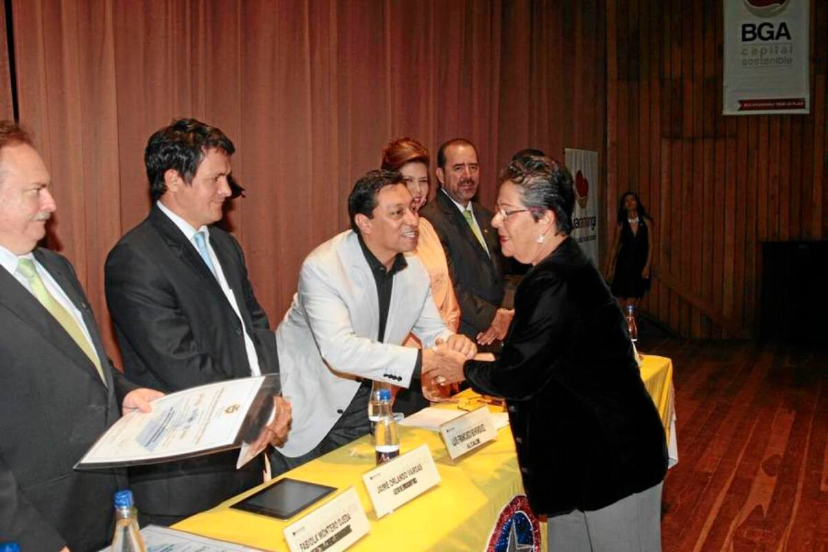 Los 400 estudiantes recibieron los título que los acreditan como técnicos profesionales o tecnólogos, según los programas académicos que adelantaron con la ‘U’ del Pueblo. (Foto: Suministrada/VANGUARDIA LIBERAL)