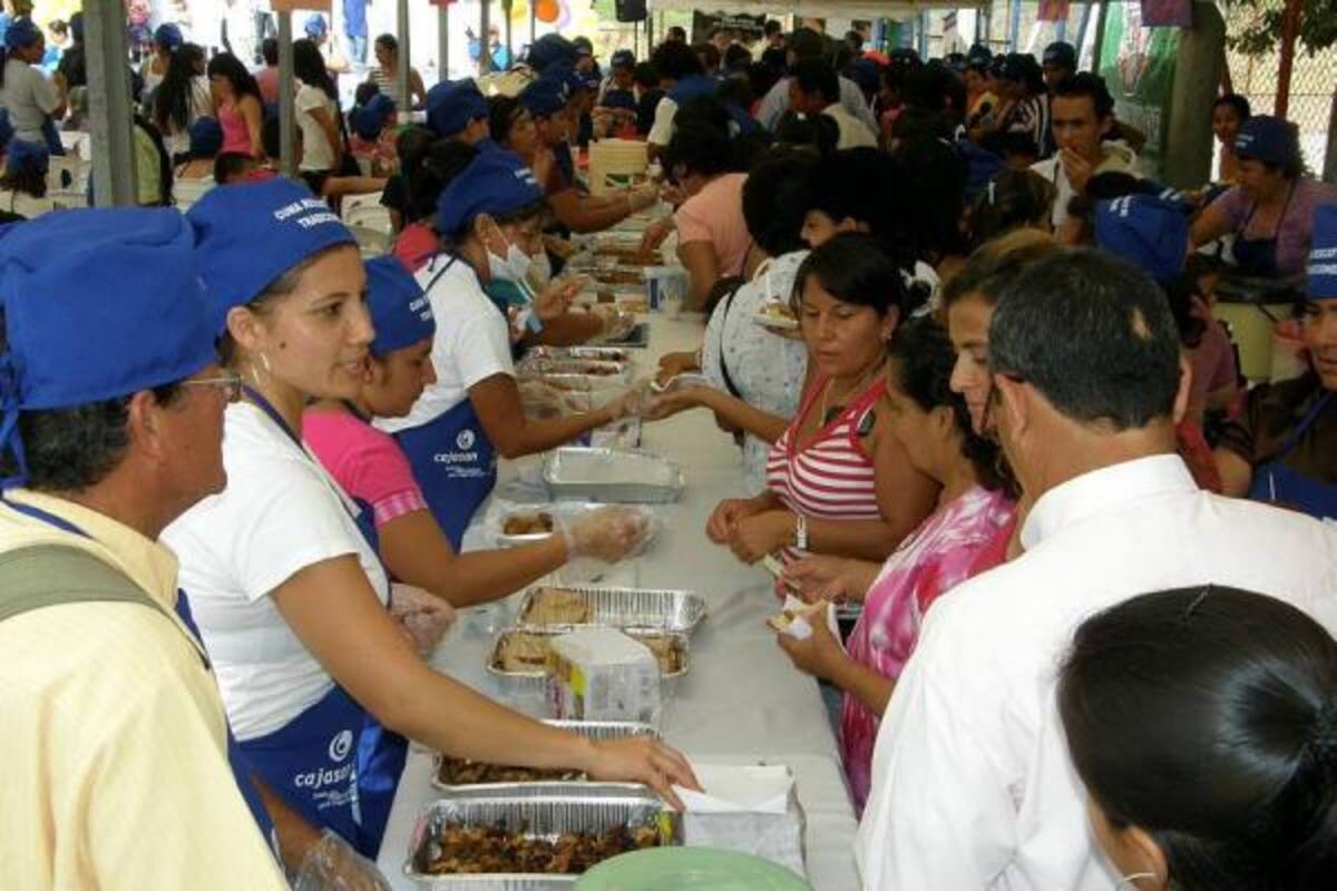 La primera feria gastronómica 'Saberes y sabores de los alimentos' se realizó ayer en el recrear de Los Colorados. Allí participaron familias inscritas de los barrios El Pablón, Nogal y Los Colorados.(Foto: Javier Gutiérrez/VNAGUARDIA LIBERAL)