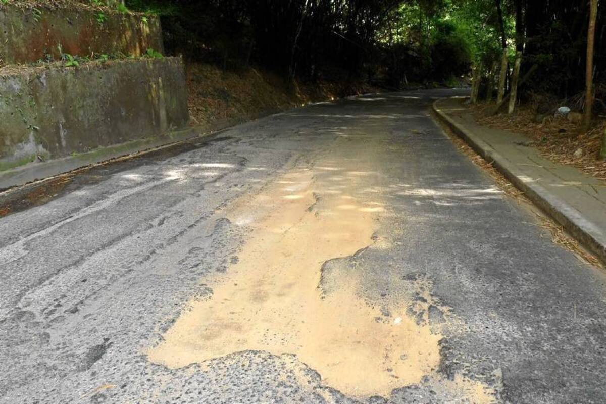 Los huecos se aprecian de principio a fin. Este ‘cráter’ se formó justo sobre el camino al cementerio. (Foto: Nelson Díaz / VANGUARDIA LIBERAL)