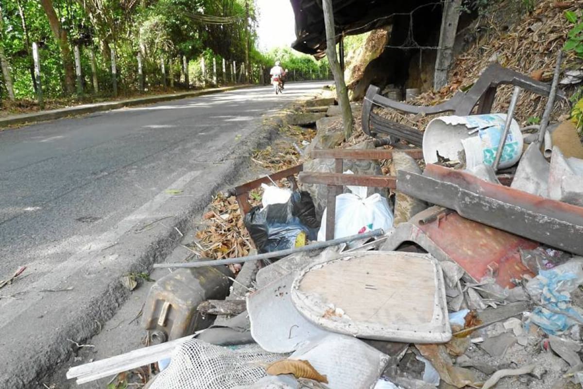 Hay residuos abandonados a lado y lado del trayecto. (Foto: Nelson Díaz / VANGUARDIA LIBERAL)