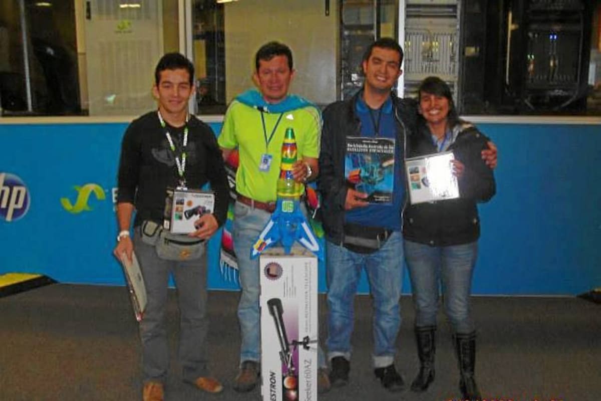 Andrés Felipe Ramírez, estudiante de ingeniería mecánica de la UIS, Juan Carlos Chacón Méndez, docente Escuela de Biología, Marco Arias, estudiante de ingeniería electrónica, Slendy Paola Pedraza, estudiante de diseño industrial. (Foto: Suministrada / VANGUARDIA LIBERAL)