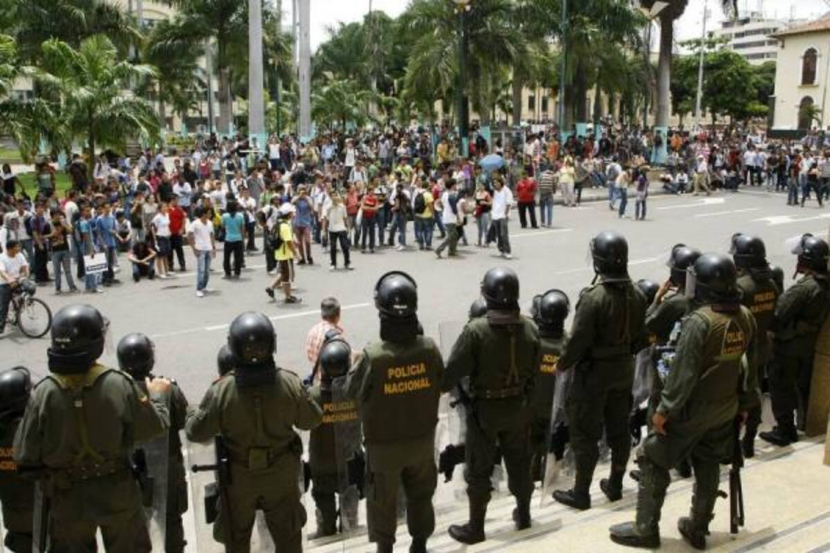 Cerca de una hora y media duró la reunión que se realizó en la Gobernación de Santander con una comisión de los manifestantes al mediodía de ayer. En la foto, policías y estudiantes esperan pacientes que culmine el encuentro.(Foto: César Flórez / VANGUARDIA LIBERAL)