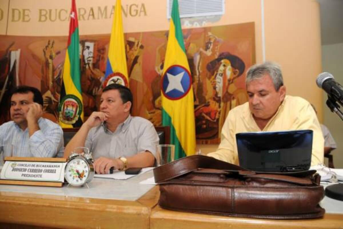 Ayer se cumplió una sesión en el Concejo en donde se debatió, entre otras cosas, la propuesta de reabrir el paso de carros particulares, motos y taxis por la zona céntrica de la carrera 15. (Foto: Hernando Galeano / VANGUARDIA LIBERAL)