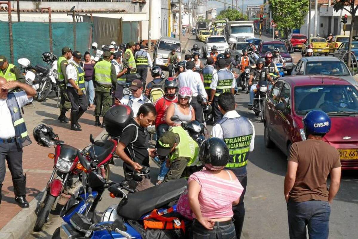 Desde hace varias semanas el Grupo Control Vial de la Dirección de Tránsito de Bucaramanga adelanta operativos en diferentes puntos de la ciudad. (Foto: Nelson Díaz/VANGUARDIA LIBERAL)