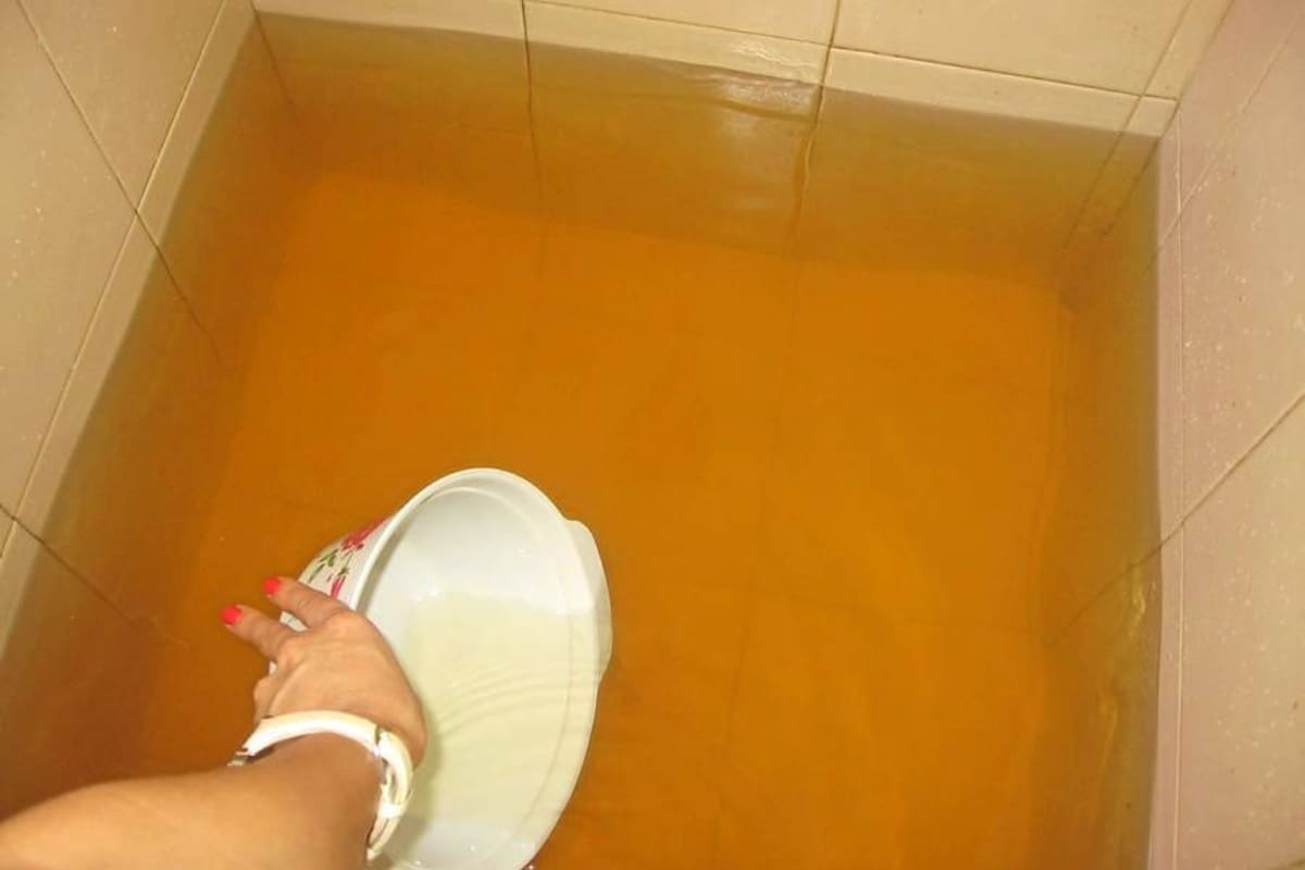 Con turbidez volvió a llegar el agua a las casas de varios sectores del Socorro en los últimos dos días, por cuanto la comunidad pidió a la Administración Municipal, encargada de administrar el Sistema de Acueducto, solucionar la falla definitivamente. (Foto: Nancy Gómez /VANGUARDIA LIBERAL)