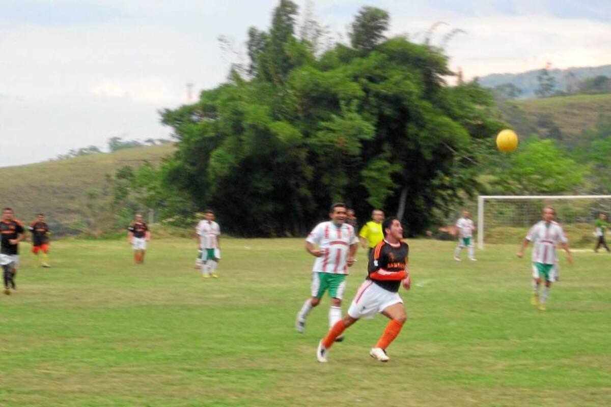 Once equipos de la categoría Especial y cuatro de la senior máster están cumpliendo la cita con su pasión por el fútbol, en la cancha de la Villa Olímpica del Socorro, ante la constante tribuna que los respalda en cada partido. (Foto: Nancy Gómez /VANGUARDIA LIBERAL)