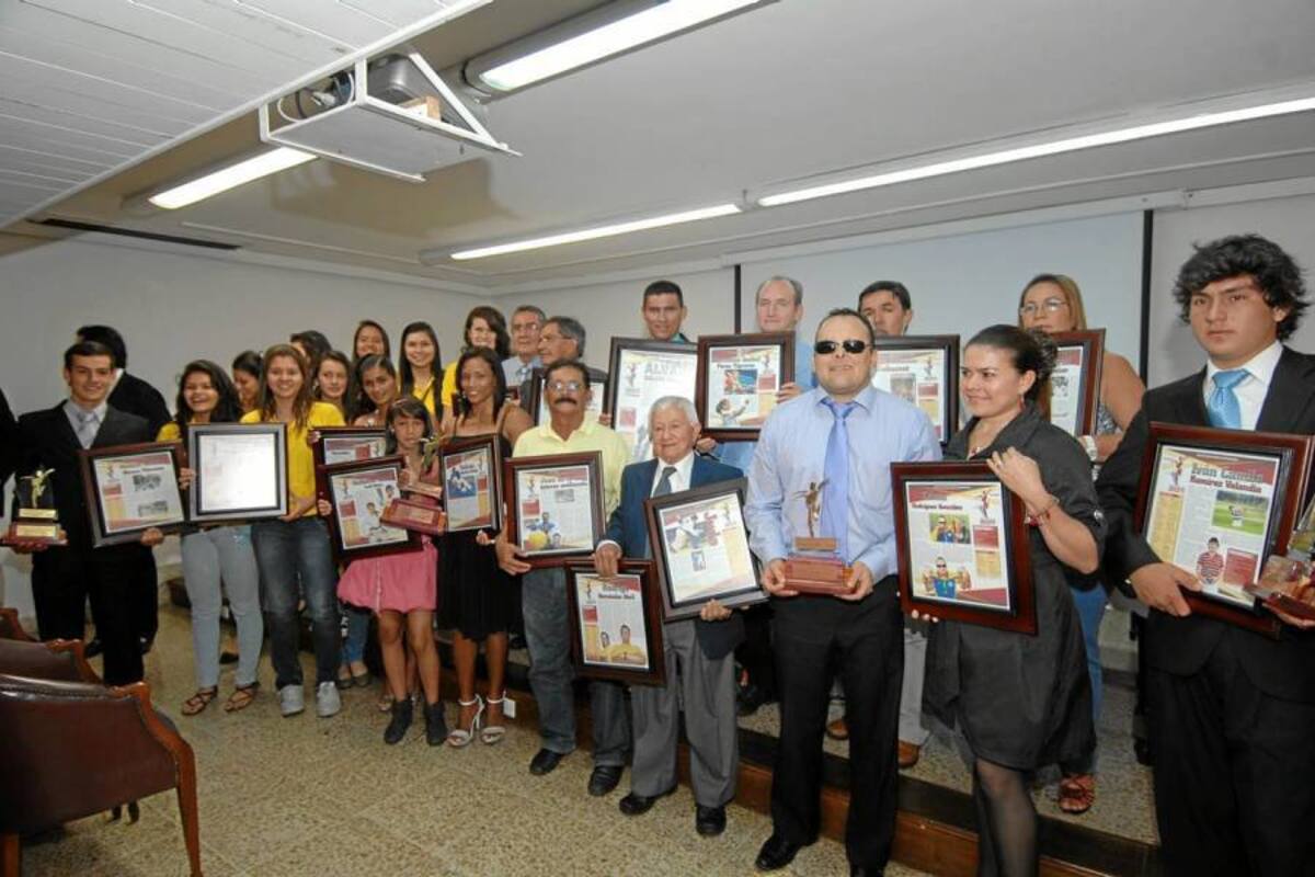En esta imagen aparecen los ganadores, con sus respectivos galardones, en la ceremonia del Deportista del Año – Vanguardia Liberal 2011, en la que el máximo galardón le correspondió al ciclista paralímpico Álvaro Galvis Becerra. (Foto: Archivo / VANGUARDIA LIBERAL)