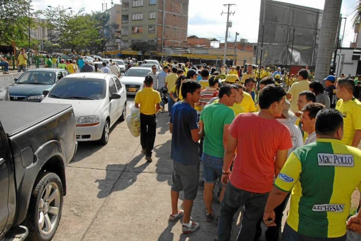 Ayer volvieron a aparecer las caravanas de fervorosos hinchas del ‘leopardo’, al igual que grandes filas en las taquillas del estadio. (Foto: Jaime del Río / VANGUARDIA LIBERAL)