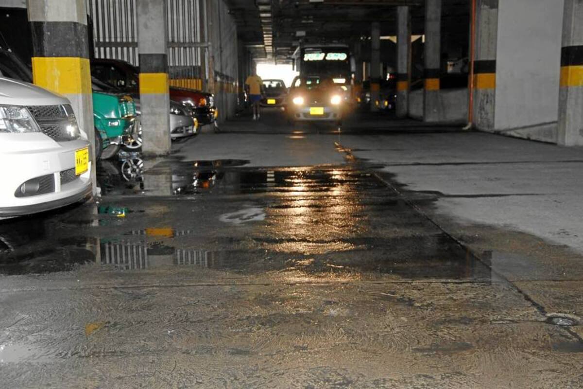 Lo que sigue sin mejorar para nada es el aspecto interno de los parqueaderos del escenario deportivo. (Foto: Jaime del Río / VANGUARDIA LIBERAL)