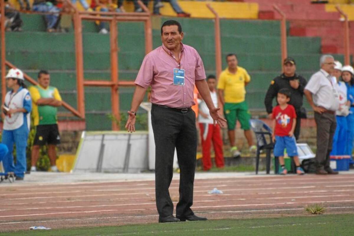 En su tercera aparición en el banquillo técnico del Atlético Bucaramanga, el estratega ocañero se mostró satisfecho por lo expuesto hasta ahora por sus dirigidos. (Foto: Jaime del Río / VANGUARDIA LIBERAL)