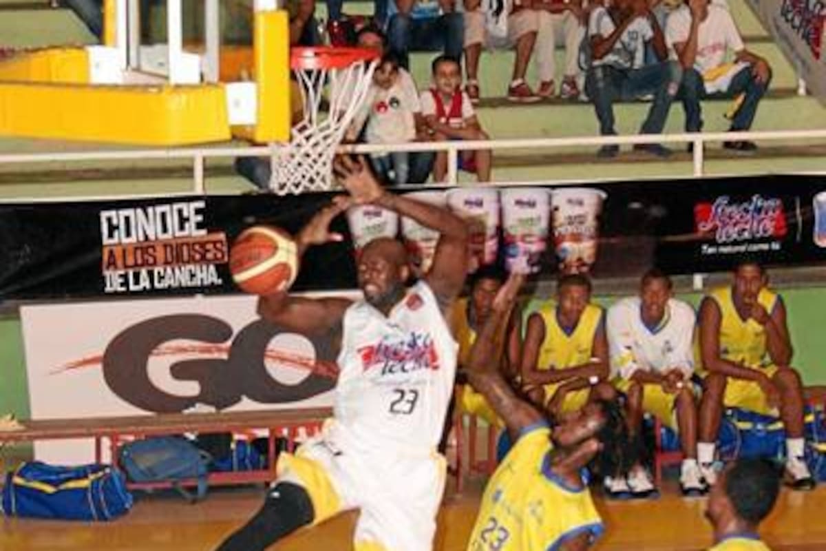 Búkaros buscará instalarse por séptima ocasión consecutiva entre los cuatro mejores equipos de la Copa Invitacional de Baloncesto. Para ello, deberá superar a Hormigueros, Islanders Sopesa y Un nuevo Chocó. (Foto: Archivo / VANGUARDIA LIBERAL)