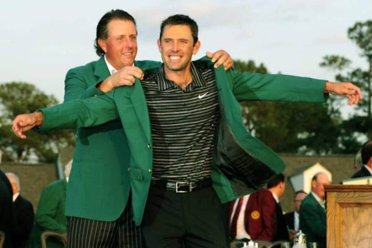 Como es tradicional, el ganador del año anterior, en este caso el estadounidense Phil Mickelson, fue el encargado de entregarle al sudafricano Charl Schwartzel la chaqueta verde que distingue campeón del Masters de Augusta.(Foto: AFP / VANGUARDIA LIBERAL)