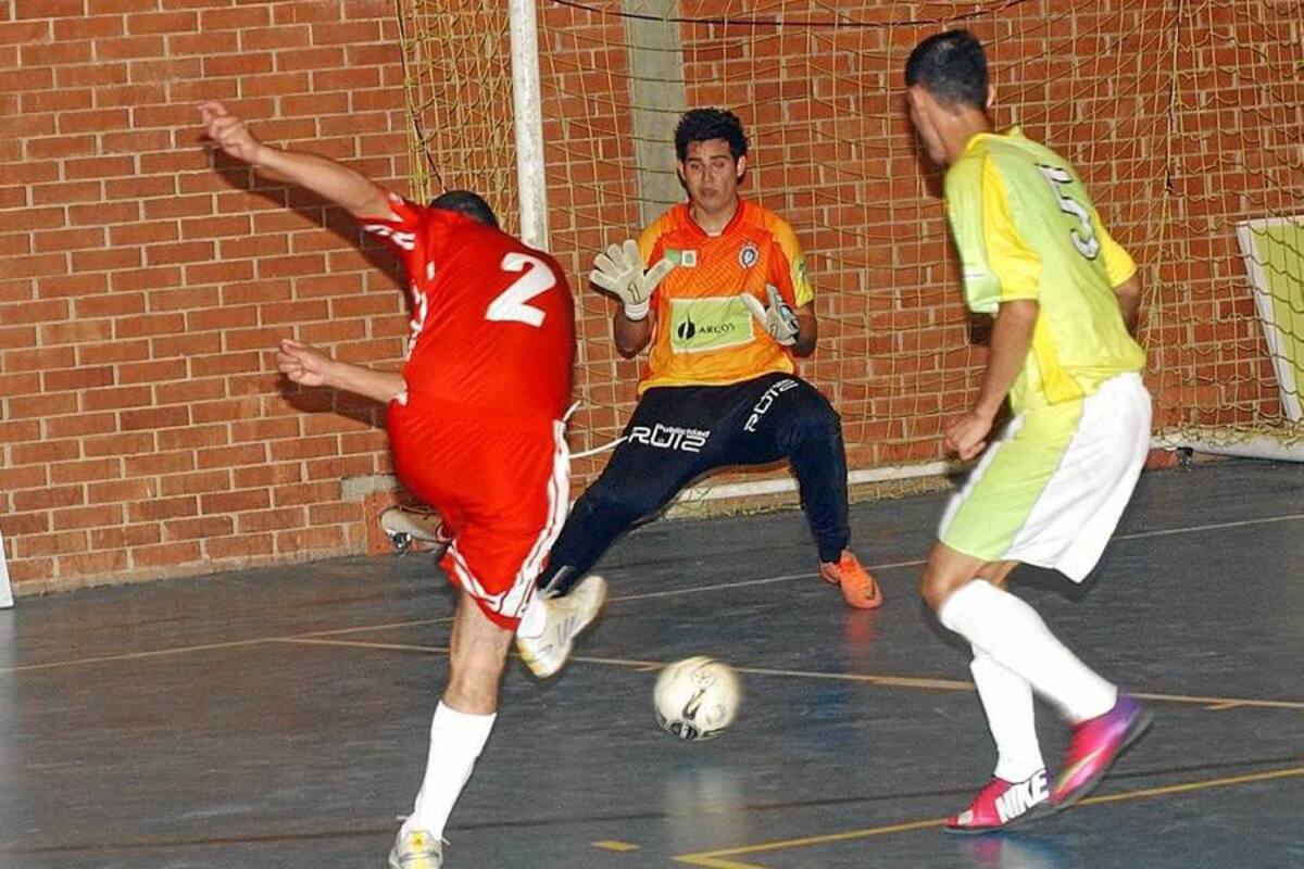 El arquero Ómar Ardila, del Real Bucaramanga, nuevo en el equipo, se mostró muy seguro en el tiempo que estuvo defendiendo la portería local. Pese a que encajó dos goles, evitó otros tantos. (Foto: Jaime del Río / VANGUARDIA LIBERAL)