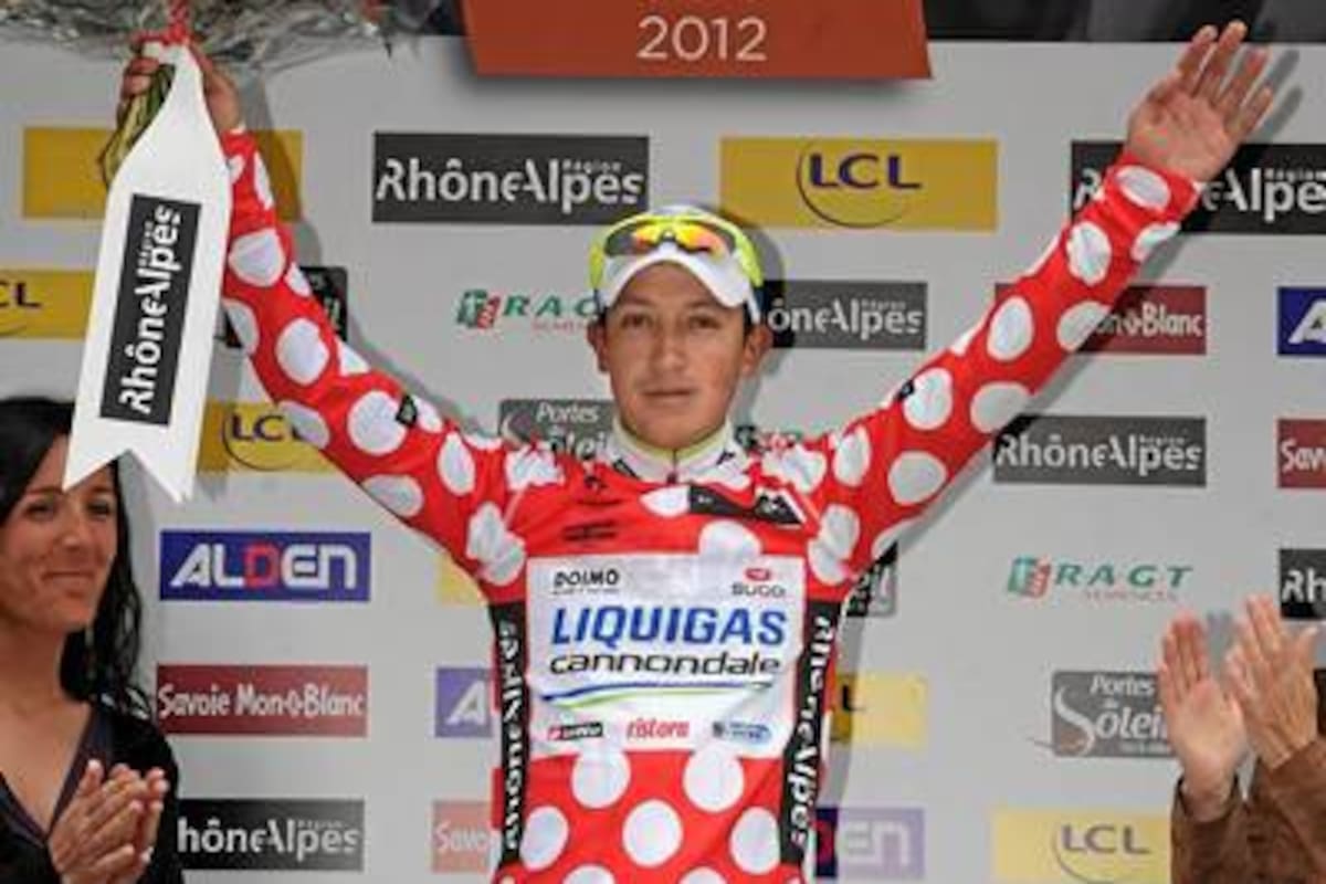 Al podio de los vencedores del Critérium del Dauphiné subió el colombiano Cayetano Sarmiento para reclamar la camiseta de pepas blancas que lo acreditan como campeón de los premios de montaña de esta carrera francesa, en la que sumó 91 puntos. (Foto: AFP / VANGUARDIA LIBERAL)