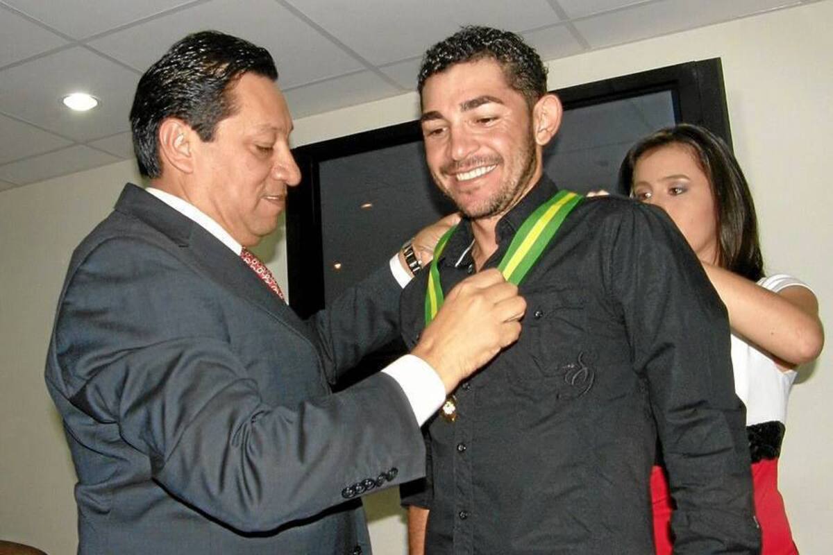 El pedalista José Rodolfo Serpa Pérez, que fue condecorado ayer por el Alcalde de la ciudad, Luis Francisco Bohórquez con la Orden al Mérito Deportivo, viajará hoy a Europa para cerrar su preparación de cara al Giro de Italia 2012. (Foto: Javier Gutiérrez Pieruccini / VANGUARDIA LIBERAL)