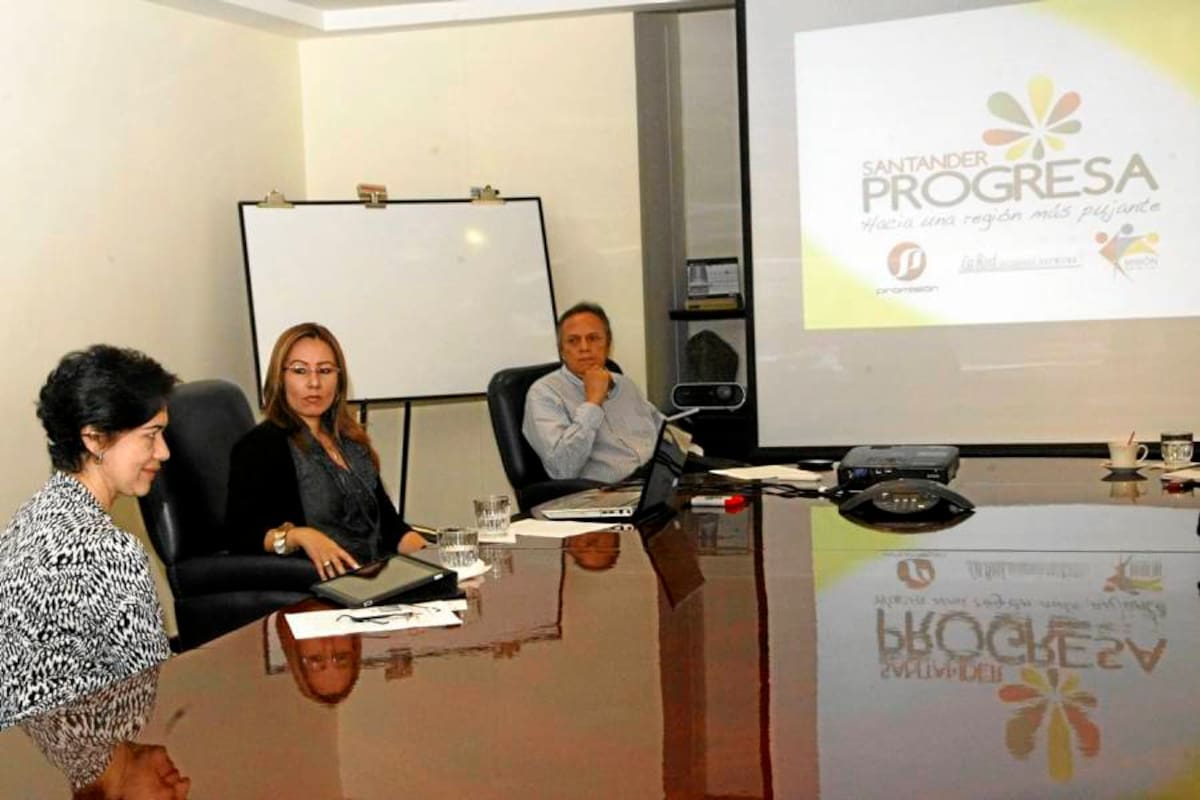 Esperanza Gómez, representante de la red Business Network, Xiomara Cárdenas, Directora de Desarrollo Regional Promisión y Carlos Chaverra, gerente de Promisión. (Foto: César Flórez / VANGUARDIA LIBERAL)