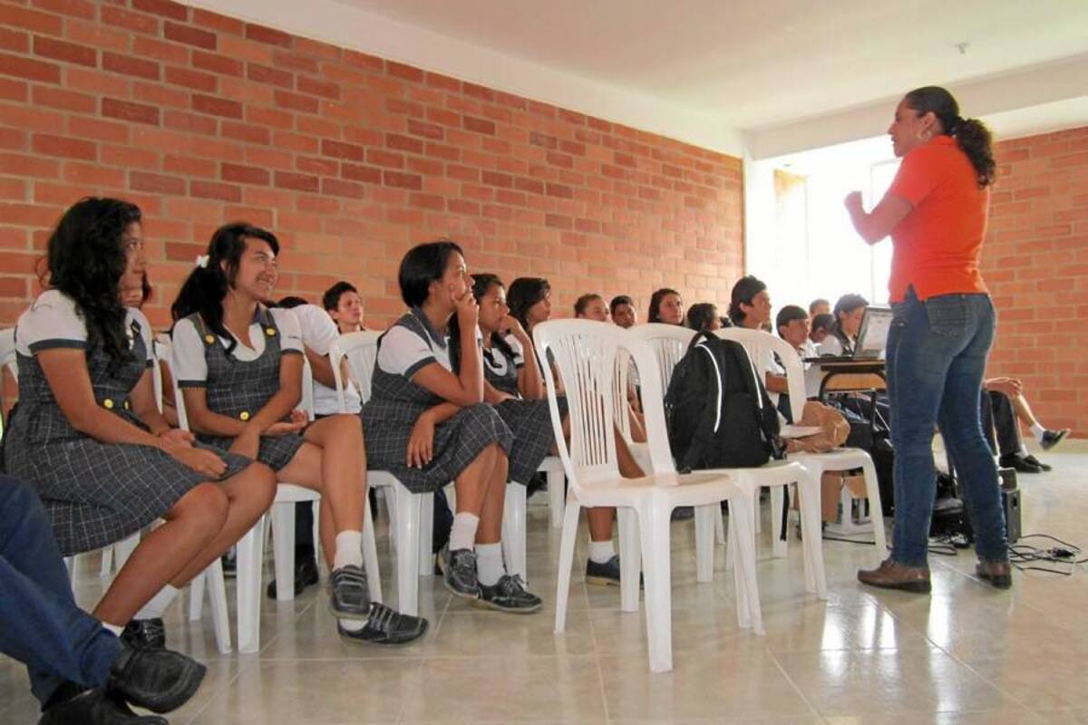 Los estudiantes del grado 10-04 del Instituto Gabriela Mistral recibieron este jueves su respectiva charla sobre el manejo de residuos sólidos. (Foto: Zully Andrea Velazco C./VANGUARDIA LIBERAL)