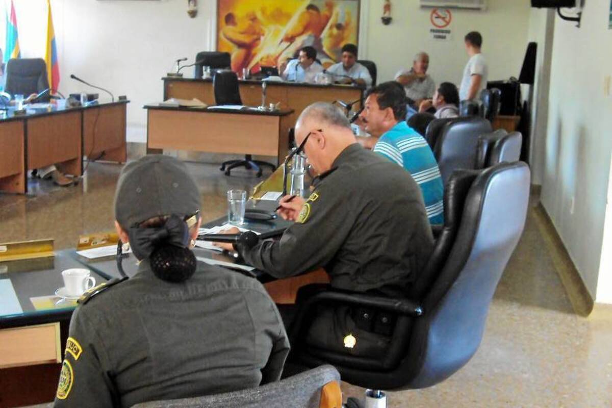 En la reunión, que se llevó a cabo ayer en la mañana, el brigadier general, José Ángel Mendoza Comandante de la Policía Metropolitana, escuchó atento las indicaciones de los concejales y miembros de la comunidad sobre las problemáticas en los diferentes barrios del municipio. (Foto: Brayner R. García Ardila/VANGUARDIA LIBERAL )