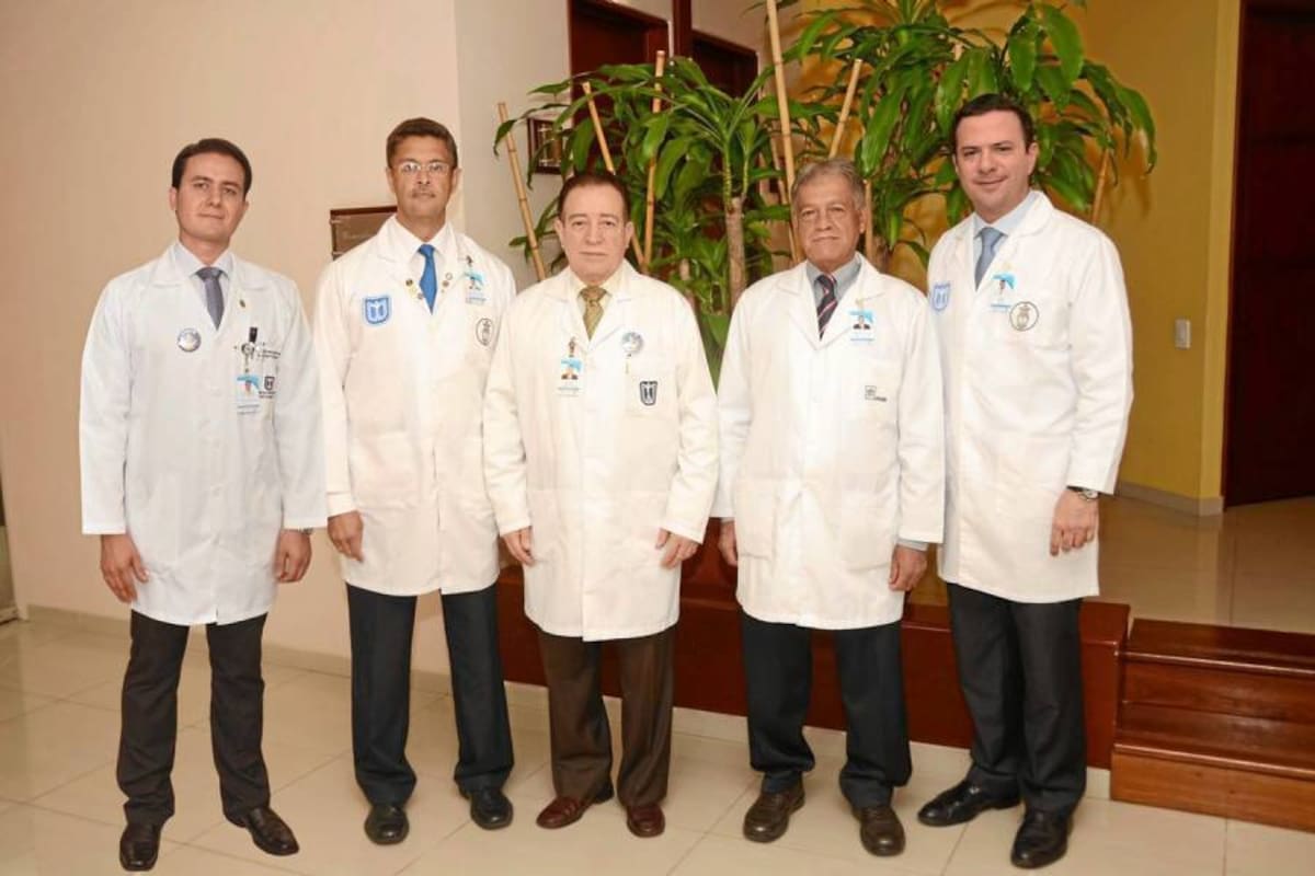 Equipo de neurocirugía Clínica Ardila Lulle-Foscal: Dr. Carlos Andrés Ferreira Prada, Dr. Carlos Enrique Maiguel Carrizosa, Dr. Neftalí Guillermo Cossio Lozano, Dr. Carlos Julio Chacón Aponte, Dr. Jairo Espinoza Martínez. (Foto: Suministrada/ VANGUARDIA LIBERAL)
