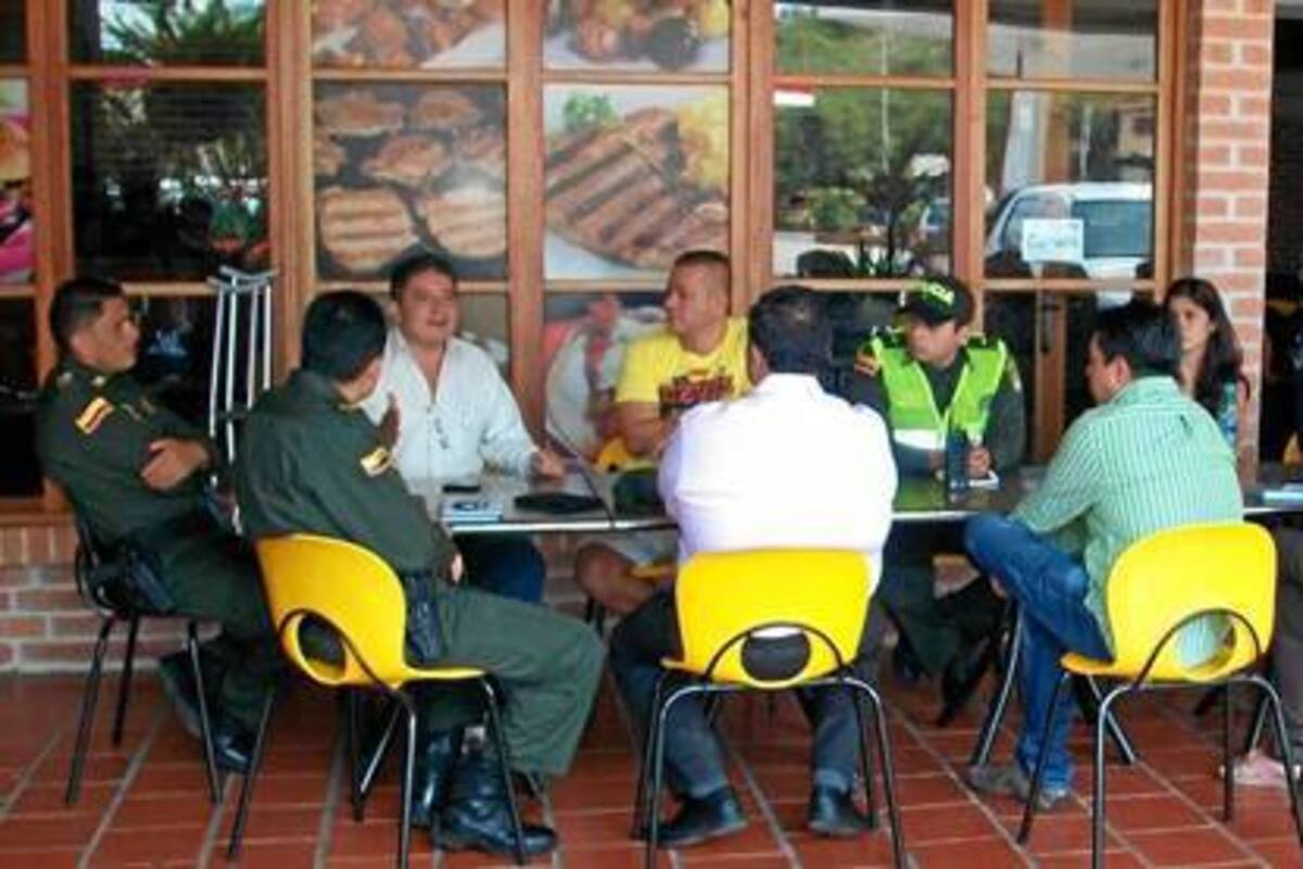 Aspectos de la reunión entre el alcalde (e) de San Gil, de Pinchote, autoridad policial y comerciantes, efectuada en el sector conocido como la Isla. (Foto: Nancy Acuña R./VANGUARDIA LIBERAL)